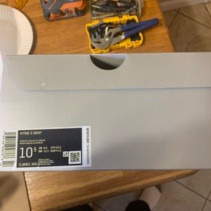 KYRIE 5 SQUIDWARD DEADSTOCK